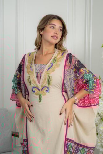 جلابية أنيقة بتطريز تراثي وأكمام واسعة