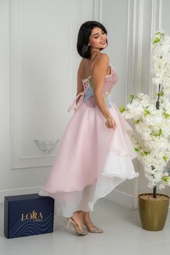 فستان وردي أنيق بقصة أنثوية وتفاصيل ناعمة