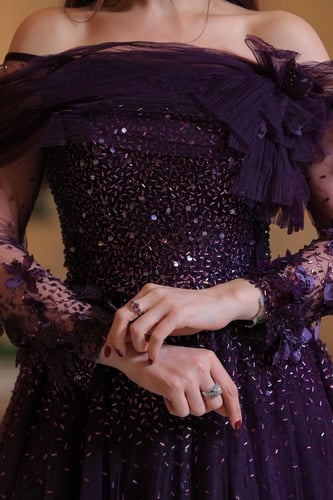 فستان سهرة بنفسجي منفوش بتصميم ملكي