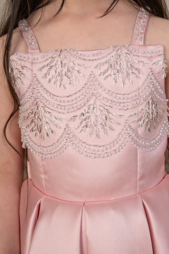 فستان بناتي وردي ساتان بقصة كلاسيكية أنيقة