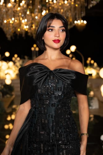 فستان سهرة أسود مطرز بتصميم كاب فاخر وثنيات حريرية