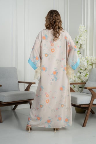 جلابية ناعمة بتطريز أنيق ولمسات تركواز