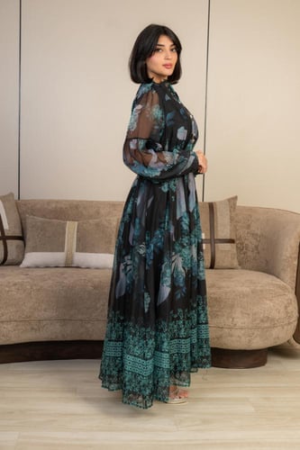 فستان طويل أسود بطبعات تركواز وحزام أنيق
