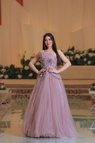 فستان سهرة وردي منفوش بتصميم أنثوي