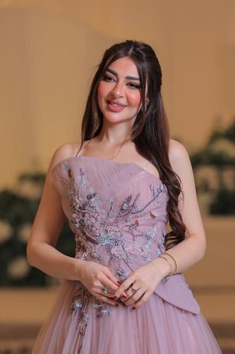 فستان سهرة وردي منفوش بتصميم أنثوي