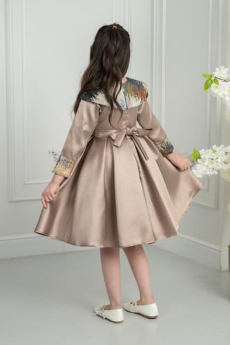 فستان أطفال بيج أنيق بقصة ناعمة