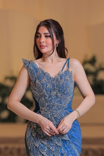 فستان سهرة أزرق بتطريز فاخر