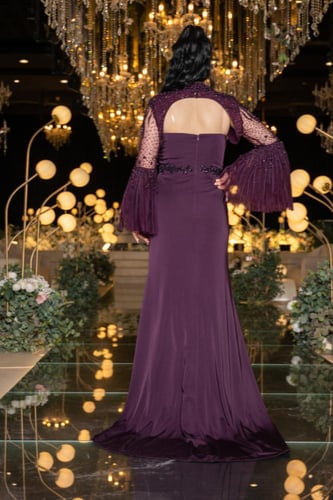 فستان سهرة عنابي بتطريز فاخر وأكمام واسعة شفافة