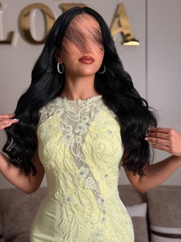 فستان سهرة أصفر فاخر بتطريز أنيق وقصة ضيقة بفتحة أ...