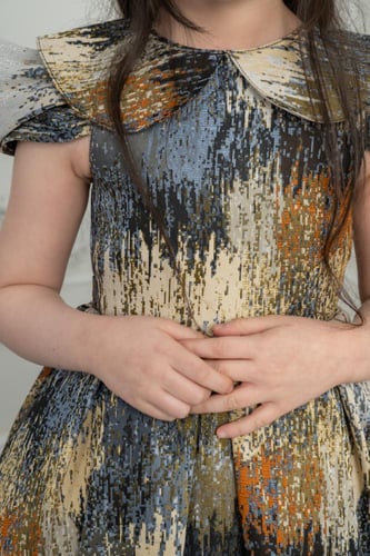 فستان أطفال أسود منقوش بقصة أنيقة