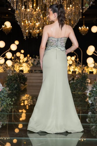 فستان سهرة أخضر فاتح بتطريز لامع وتصميم راقٍ