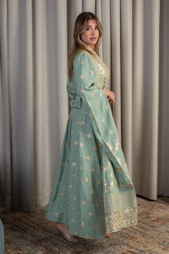 جلابية أخضر فاتح فاخرة بتطريز ذهبي أنيق ولمسة راقي...