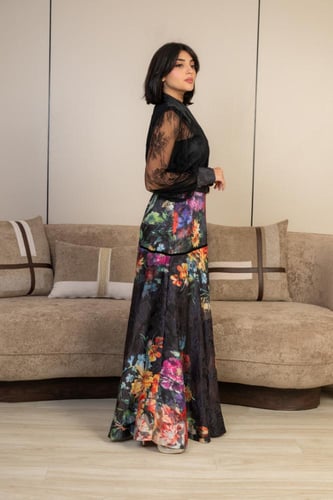 فستان سهرة أسود فاخر بتنورة زهور ملونة وفتحة جانبي...