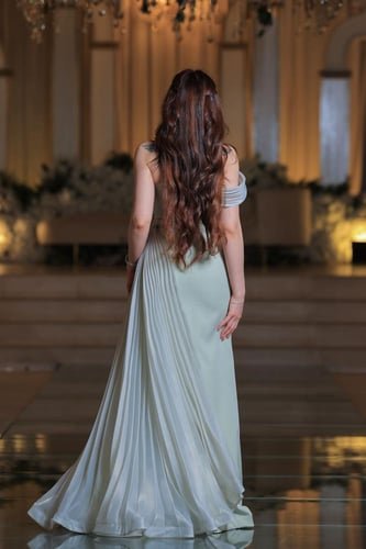 فستان سهرة أخضر فاتح بتصميم فاخر وتطريز كريستالي