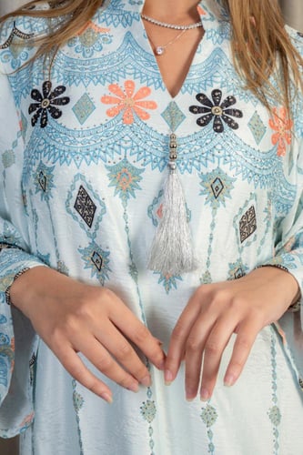 جلابية ناعمة مطرزة بنقوش تراثية بلون سماوي