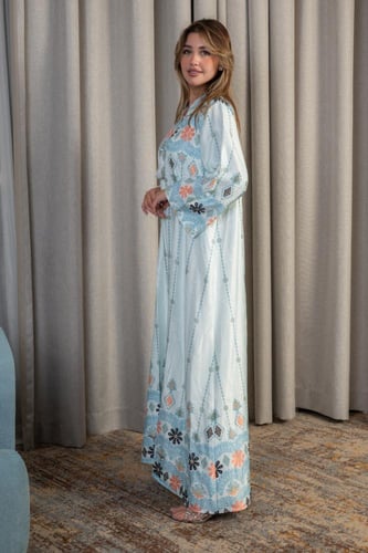 جلابية ناعمة مطرزة بنقوش تراثية بلون سماوي