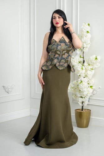 فستان سهرة زيتوني مطرز بتصميم ضيق وأطراف هندسية فا...