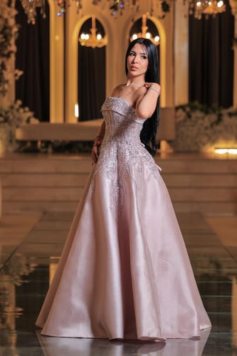 فستان سهرة بنفسجي فاتح مطرز بتصميم ملكي