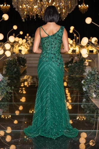 فستان سهرة زمردي فخم بتطريز يدوي وشق أمامي أنيق