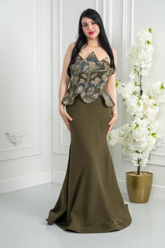 فستان سهرة زيتوني مطرز بتصميم ضيق وأطراف هندسية فا...