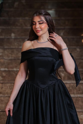 فستان سهرة أسود أوف شولدر بتصميم كلاسيكي وربطة جان...