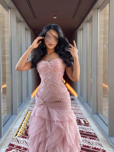 فستان لورا الوردي الطبقات الفاخر