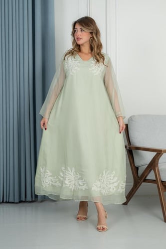 جلابية ناعمة بلون أخضر فاتح بتطريز أنيق