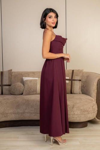 فستان سهرة ميدي بلون برغندي بتصميم أنثوي أنيق