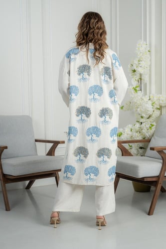 طقم نسائي أنيق بثلاث قطع بتفاصيل تطريز ناعمة