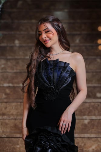 فستان سهره اسود بكسرات انيقة