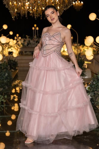 فستان سهرة وردي بتصميم تول مطرز وطبقة علوية مزخرفة...