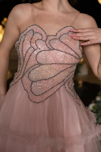 فستان سهرة وردي بتصميم تول مطرز وطبقة علوية مزخرفة...