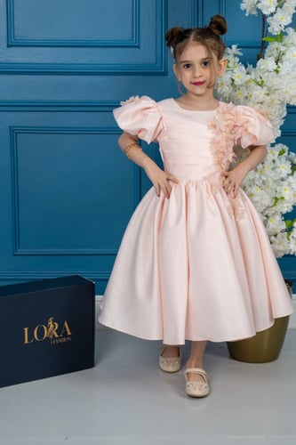 فستان بناتي وردي فاتح منفوش بتطريز ورود ثلاثية الأ...