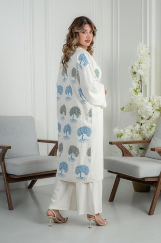 طقم نسائي أنيق بثلاث قطع بتفاصيل تطريز ناعمة