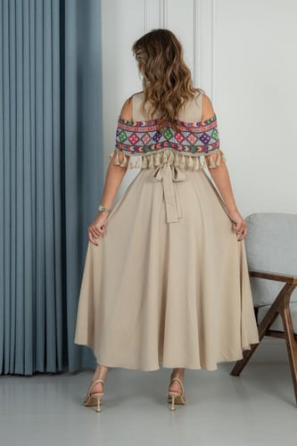 جلابية ناعمة بتطريز ملون وأطراف مزينة