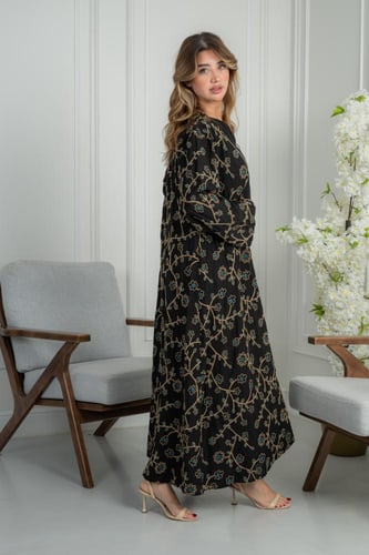 طقم نسائي أنيق بقطعة خارجية مطرزة