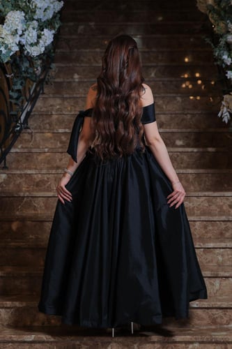 فستان سهرة أسود أوف شولدر بتصميم كلاسيكي وربطة جان...