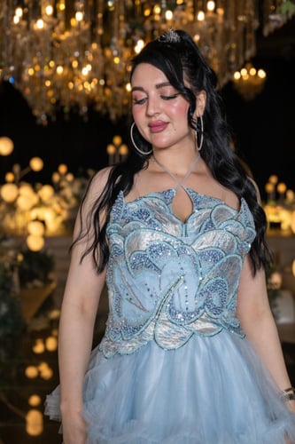 فستان سهرة أزرق سماوي بطبقات تول وتطريز فخم على ال...