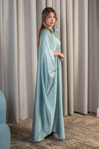 جلابية ناعمة بقصة واسعة مع ربطة أنيقة