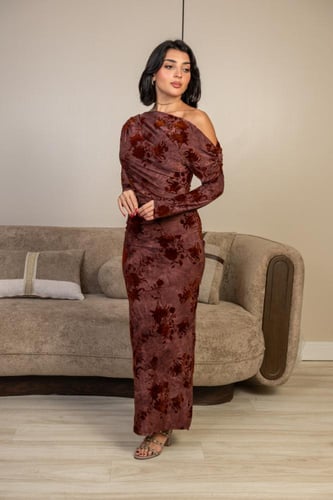 فستان سهرة بني مخملي كتف واحد بقصة ضيقة