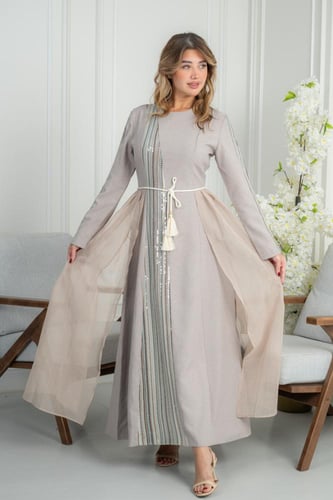 جلابية أنيقة بتصميم انسيابي وتفاصيل طولية