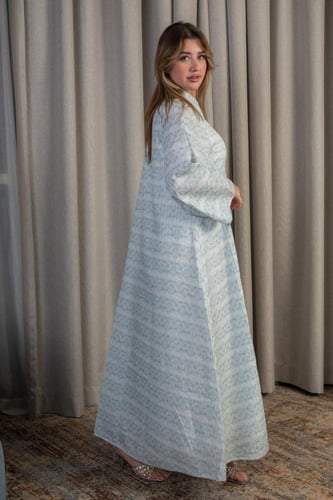 جلابية سماوي فاتح بنقشة زهرية ناعمة وتصميم راقٍ