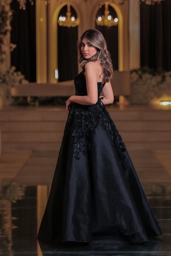 فستان لورا الأسود الملكي المطرّز