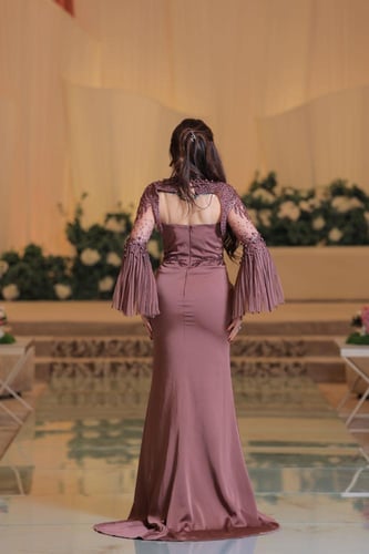 فستان سهرة لحمي غامق أنيق بأكمام مهدلة