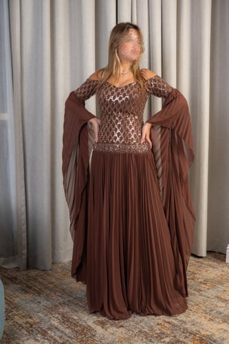 فستان سهرة طويل مطرز بتصميم أنثوي فاخر