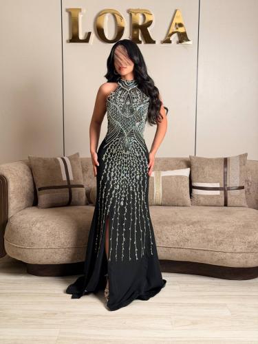 فستان سهرة أسود فاخر بتطريز لامع وتصميم ضيق أنيق