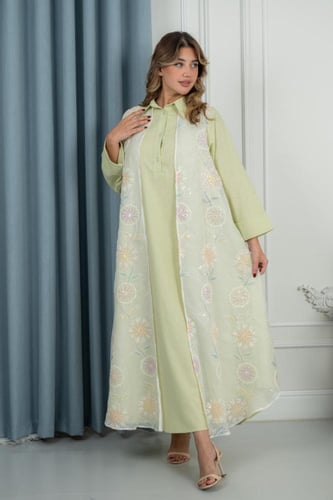 جلابية نسائية بلون أخضر فاتح مع تطريز ناعم