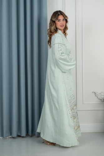 جلابية نسائية مطرزة بتصميم واسع وأكمام منفوخة