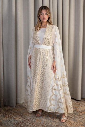 جلابية بيضاء فاخرة بتطريز ذهبي ناعم ولمسة ملكية أن...