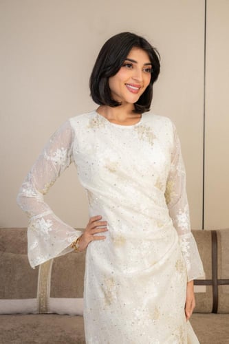 فستان ميدي أبيض أنيق بتفاصيل دانتيل